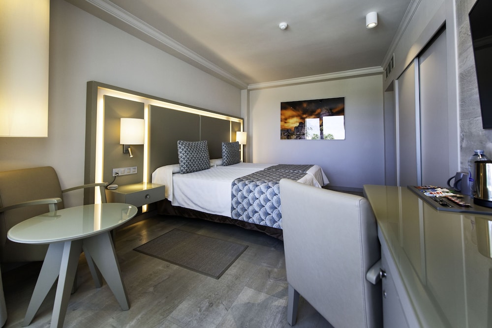 Habitación doble de uso individual, balcón, vistas a la piscina del hotel Spring Vulcano. Foto 7