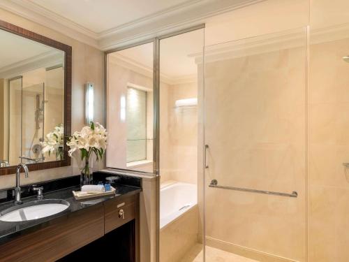 Habitación Premium con cama extragrande del hotel Mövenpick Al Khobar. Foto 7