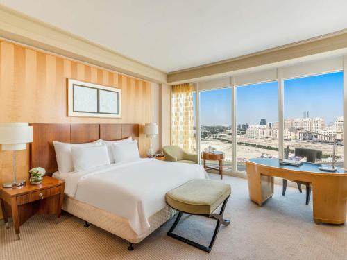Habitación Deluxe con cama extragrande del hotel Mövenpick Al Khobar