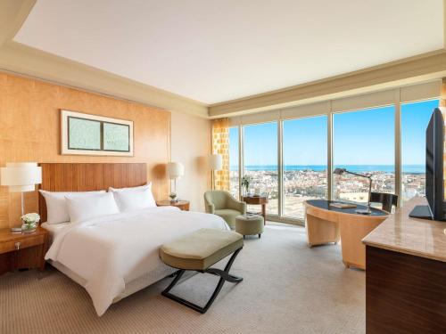 Habitación Deluxe con cama extragrande del hotel Mövenpick Al Khobar. Foto 1