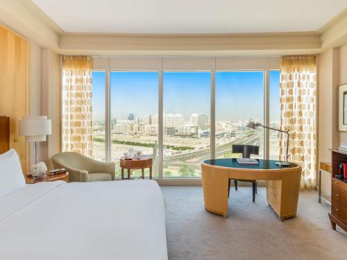 Habitación Deluxe con cama extragrande del hotel Mövenpick Al Khobar. Foto 4