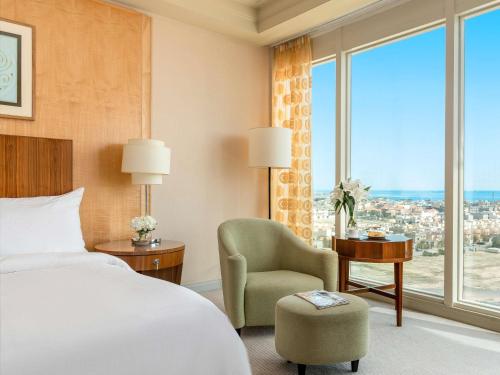 Habitación Deluxe con vistas parciales al mar - cama extragrande del hotel Mövenpick Al Khobar. Foto 4