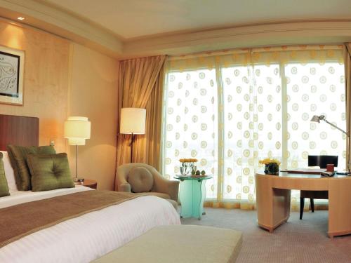 Habitación Deluxe con vistas parciales al mar - cama extragrande del hotel Mövenpick Al Khobar. Foto 6