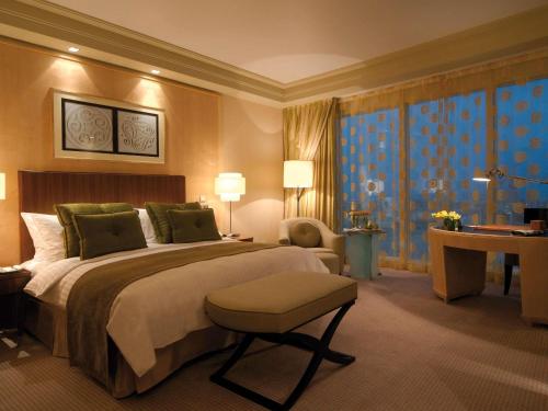 Habitación Deluxe con vistas parciales al mar - cama extragrande del hotel Mövenpick Al Khobar. Foto 1