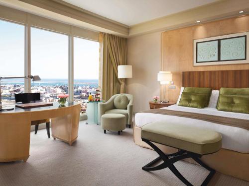 Habitación Premium con cama extragrande del hotel Mövenpick Al Khobar. Foto 2