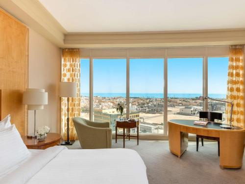 Habitación Deluxe con vistas parciales al mar - cama extragrande del hotel Mövenpick Al Khobar. Foto 7