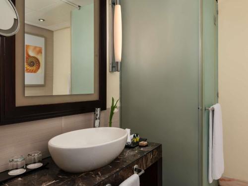 Luxury Queen Room with Balcony and Sea View del hotel Sofitel Al Khobar The Corniche. Foto 3