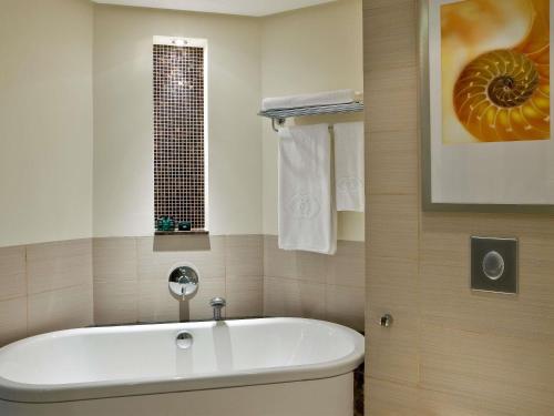 Suite Prestige con cama extragrande y vistas al mar del hotel Sofitel Al Khobar The Corniche