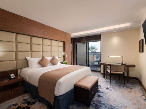 Family Suite Club Access with Balcony and City View del hotel Sofitel Al Khobar The Corniche. Foto 1