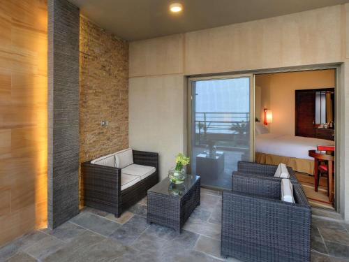 Luxury Queen Room with Balcony and Sea View del hotel Sofitel Al Khobar The Corniche. Foto 2