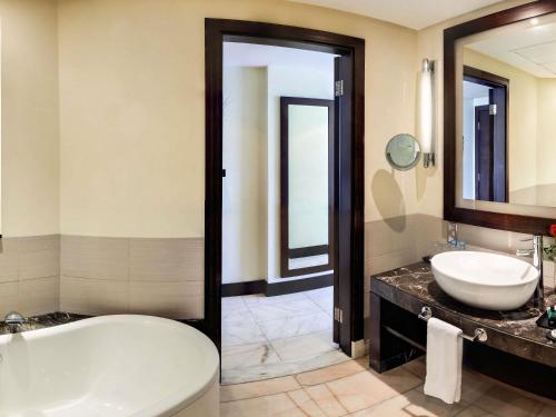 Suite Junior con acceso al Club Sofitel y vistas al mar del hotel Sofitel Al Khobar The Corniche