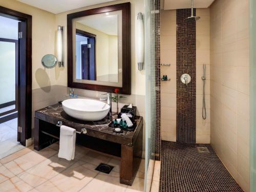 Luxury Balcony Room with Two Single Beds and City View del hotel Sofitel Al Khobar The Corniche. Foto 1