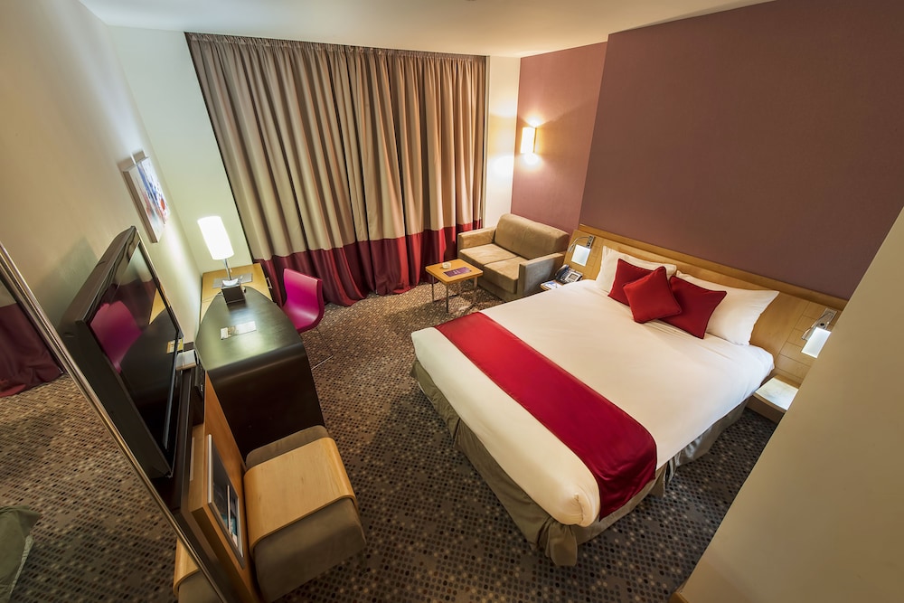 Habitación doble superior, 1 cama doble con sofá cama del hotel Novotel Dammam Business Park. Foto 1