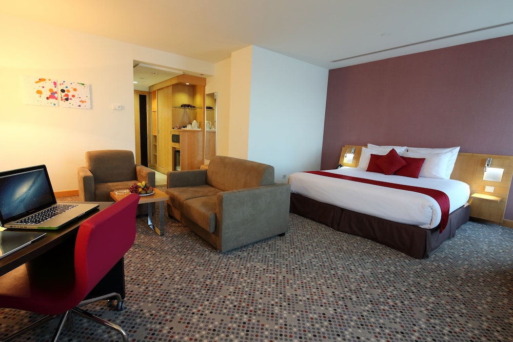 Habitación doble superior, 1 cama doble con sofá cama del hotel Novotel Dammam Business Park. Foto 2