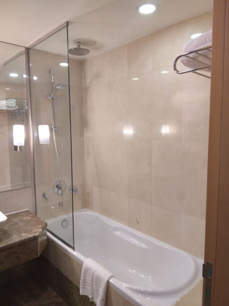 Habitación doble superior, 1 cama doble con sofá cama del hotel Novotel Dammam Business Park. Foto 4