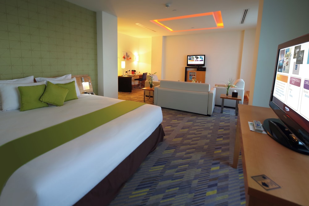 Suite superior, 1 cama doble con sofá cama del hotel Novotel Dammam Business Park. Foto 3