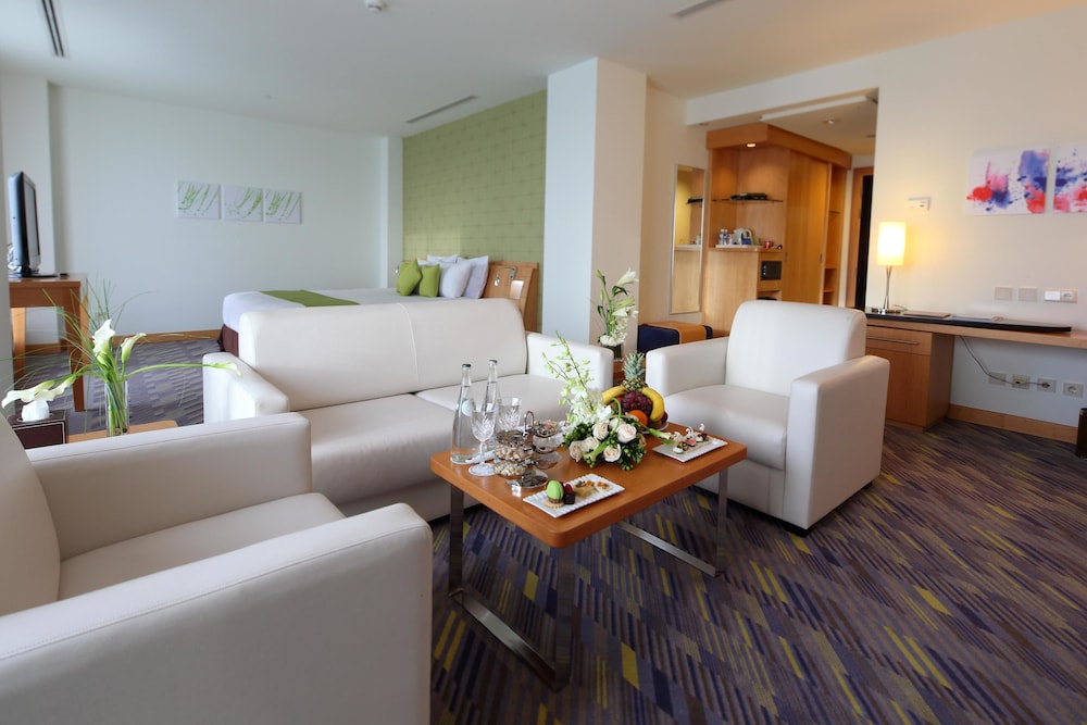 Suite superior, 1 cama doble con sofá cama del hotel Novotel Dammam Business Park. Foto 4