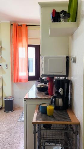 Apartamento de un dormitorio con balcón del hotel Apartamentos Mesa. Foto 3