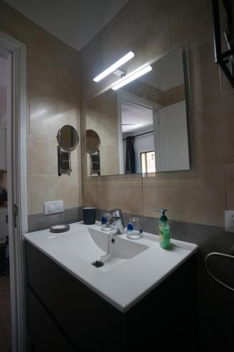 Apartamento de 1 dormitorio con balcón del hotel Apartamentos Mesa. Foto 8