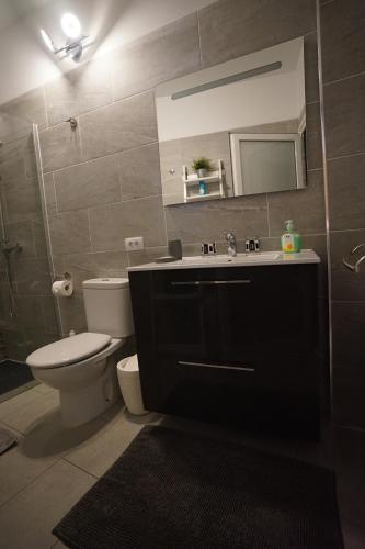 One-Bedroom Apartment with Balcony (2-3 Adults) del hotel Apartamentos Mesa. Foto 12