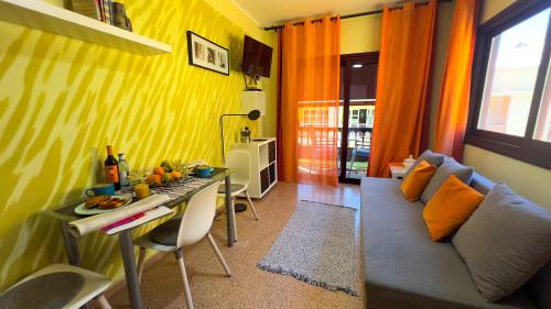 Apartamento de un dormitorio con balcón del hotel Apartamentos Mesa. Foto 1