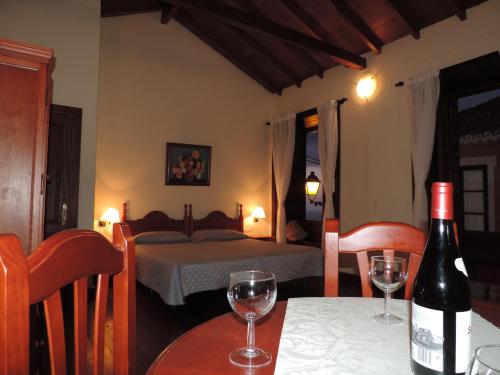 Estudio con sofá cama del hotel Casa Rural Los Helechos. Foto 3