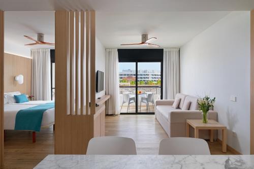 Apartamento con vistas a la piscina del hotel Parque La Paz. Foto 9