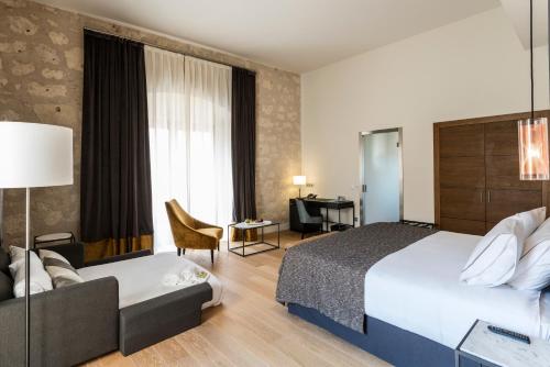 Habitación Triple del hotel Áurea Convento Capuchinos By Eurostars Company. Foto 1
