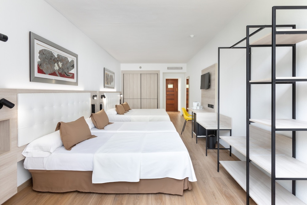 Habitación familiar, varias camas del hotel Alexandre Gala. Foto 2