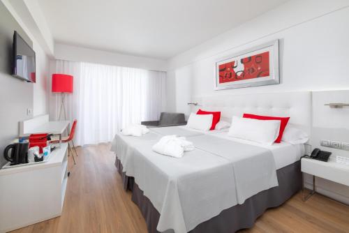 Habitación Triple Superior con vistas al mar del hotel Alexandre Gala. Foto 6