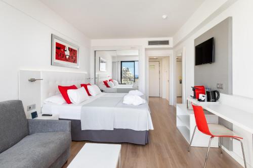 Habitación Triple Superior con vistas al mar del hotel Alexandre Gala. Foto 15