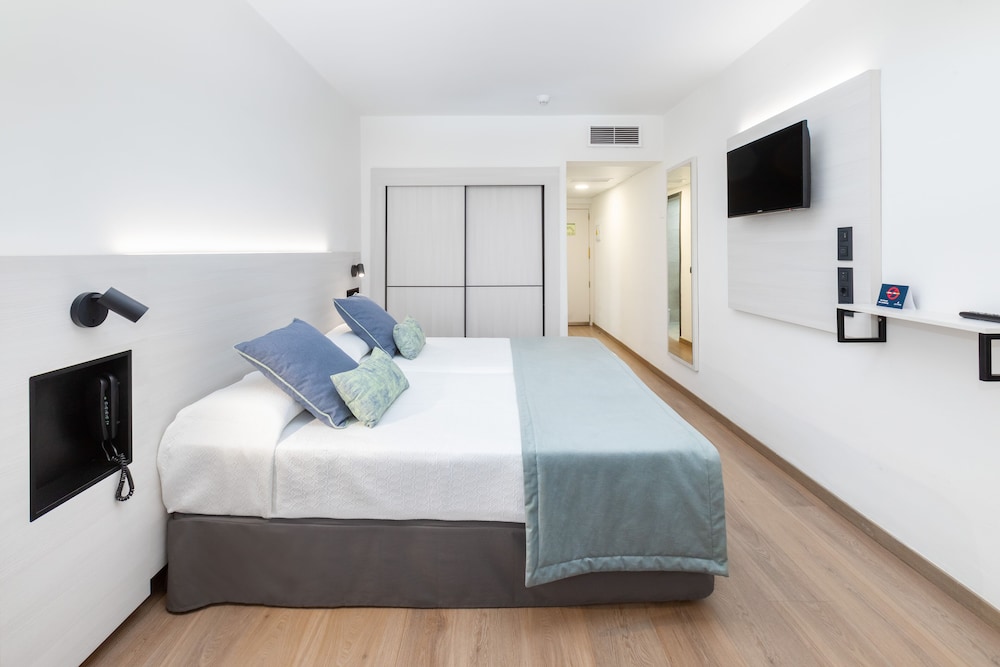 Habitación estándar con 1 cama doble o 2 individuales del hotel Alexandre Troya. Foto 1