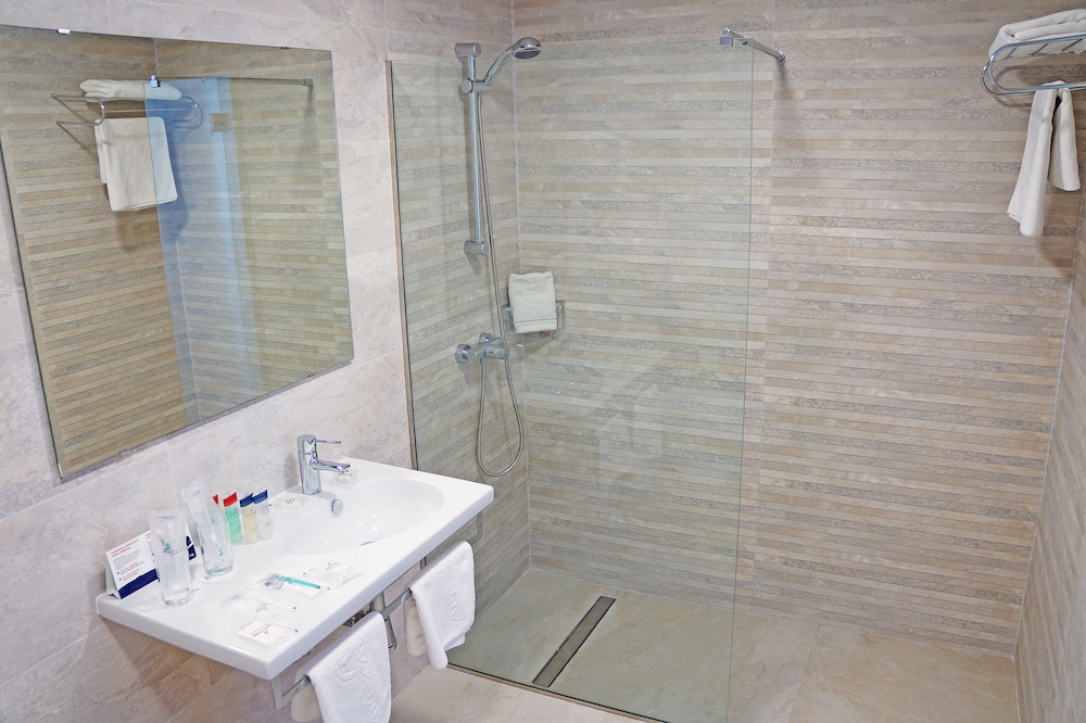 Habitación estándar con 1 cama doble o 2 individuales del hotel Alexandre Troya. Foto 2
