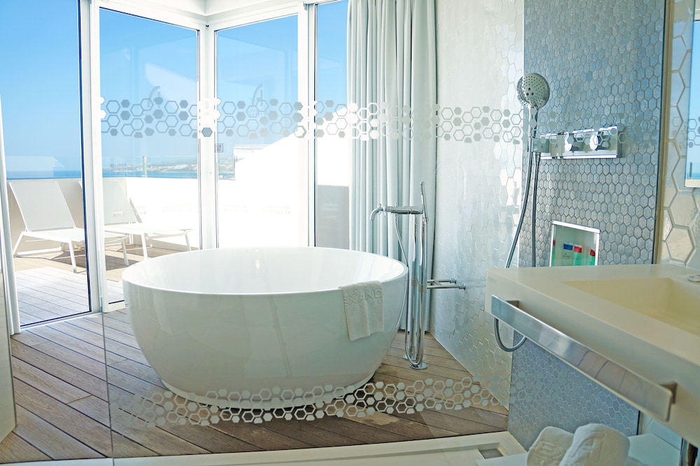 Habitación panorámica, bañera de hidromasaje, vistas a la playa (Alexandre) del hotel Alexandre Troya. Foto 4
