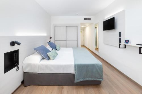 Habitación Triple Estándar del hotel Alexandre Troya