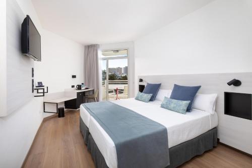 Habitación Triple Estándar del hotel Alexandre Troya. Foto 1