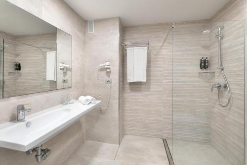 Habitación Triple Superior del hotel Alexandre Troya. Foto 3