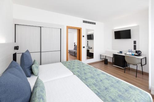 Habitación Familiar con dormitorio independiente del hotel Alexandre Troya. Foto 4