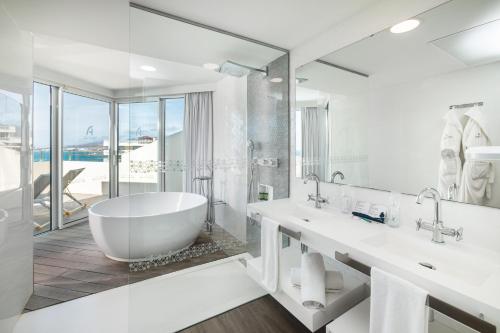 Habitación Doble Deluxe con bañera de hidromasaje - 1 o 2 camas del hotel Alexandre Troya. Foto 1