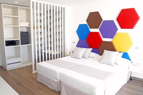 Habitación Doble Deluxe con bañera de hidromasaje - 1 o 2 camas del hotel Alexandre Troya. Foto 4