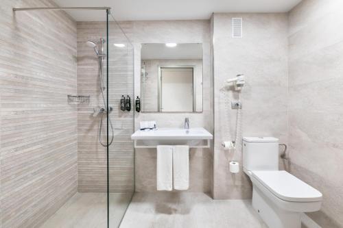 Habitación Triple Estándar del hotel Alexandre Troya. Foto 2