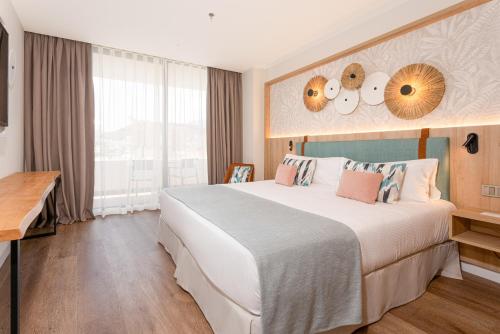 Habitación Doble 2 camas con vistas a la montaña del hotel Mediterranean Palace. Foto 1