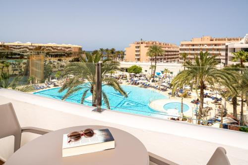 Suite con vistas a la piscina del hotel Mediterranean Palace. Foto 4