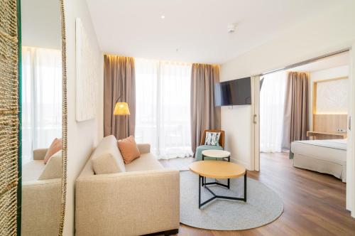 Suite con vistas a la piscina del hotel Mediterranean Palace. Foto 1