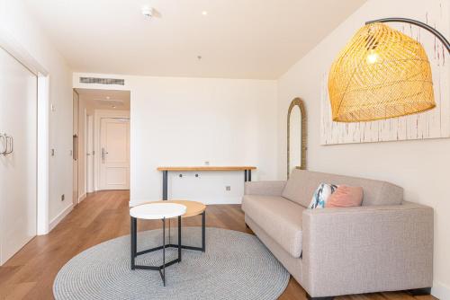 Suite Vista Piscina 2 sofás camas 1 Cama super king del hotel Mediterranean Palace. Foto 2