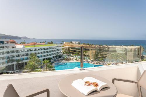 Habitación Doble con vistas al mar (2 adultos + 1 niño) - 2 camas del hotel Mediterranean Palace. Foto 2