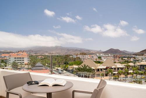 Habitación Doble 2 camas con vistas a la montaña del hotel Mediterranean Palace. Foto 3