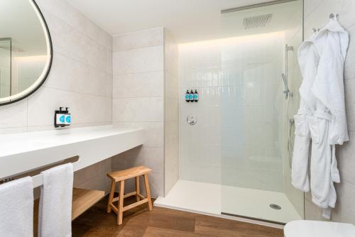 Habitación Doble 2 camas con vistas a la montaña del hotel Mediterranean Palace. Foto 4