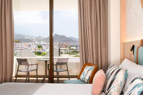 Habitación Doble 2 camas con vistas a la montaña del hotel Mediterranean Palace. Foto 7