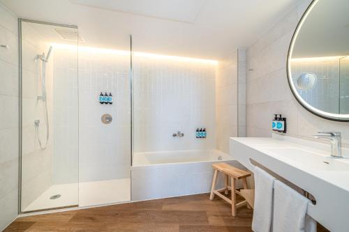 Suite con Vistas a la Piscina del hotel Mediterranean Palace. Foto 8